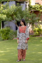 Load image into Gallery viewer, Sindhi Embroidery Kurta- Pre Order
